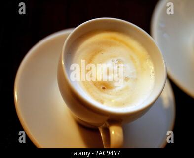 Foto Makro lecker Kaffee mit Milch in eine weiße Tasse Cafe Stockfoto