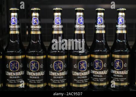 Tjumen, Russia-November 05, 2019: Löwenbräu schwarz Bier in Flaschen, in den Regalen der SB-Warenhaus Metro Cash und Carry Stockfoto