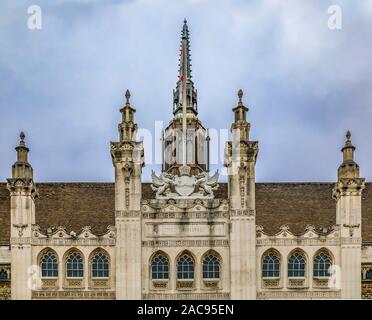 Details der prunkvollen mittelalterlichen gotischen Fassade der Guildhall in 1440 abgeschlossen, mit einer Inschrift in Latein sprach Herr, führe uns in London, England Stockfoto