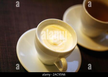 Foto Makro lecker Kaffee mit Milch in eine weiße Tasse Cafe Stockfoto