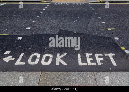 Links Schild auf dem Bürgersteig in der Fußgängerzone oder puffin Kreuzung in Central London Look, England Stockfoto