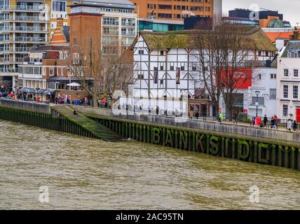 London, England - Januar 14, 2018: Die Skyline der Stadt mit dem Wiederaufbau des Shakespeare's Globe Theatre auf der Thames River Bank in Bankside Stockfoto