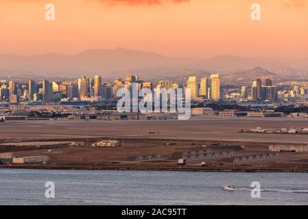 San Diego Skyline bei Sonnenuntergang, Kalifornien Stockfoto