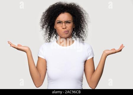 Zweifelnd afrikanische amerikanische Frau zuckte mit den Schultern, Verwirrung Stockfoto