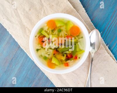 Helle Frühling pflanzliche Ernährung vegetarische Suppe, Bettwäsche, Servietten, Ansicht von oben, blauen Hintergrund. Stockfoto