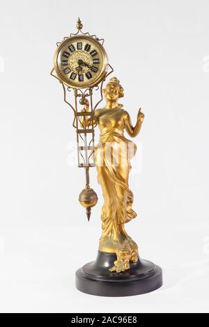 Aus vergoldetem Metall antik Jugendstil Pendeluhr einer Dame in ein fließendes Kleid Holding das Pendel Mechanismus mit einem reich verzierten runde Zifferblatt in ihrer Hand über Stockfoto