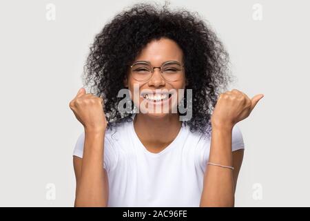 Aufgeregt lächelnd Afrikanische amerikanische Frau in Gläsern feiern gewinnen Stockfoto