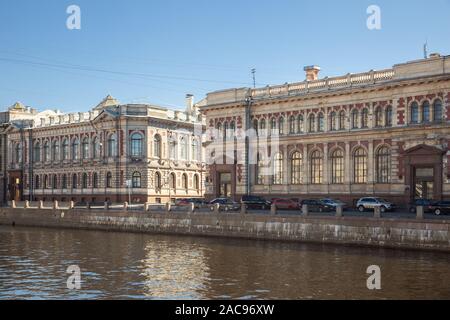 Die historischen Gebäude des Darlehens Treasury (links) und Sparkassen (rechts) an der Fontanka wurden in 1900 gebaut. St. Petersnurg, Ru Stockfoto