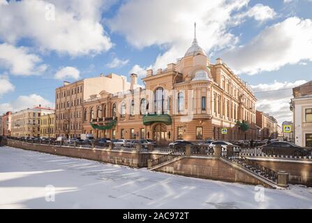 ST. PETERSBURG, Russland - 21. FEBRUAR 2019: Gebäude der ehemaligen öffentlichen Sitzung des Catherine am Ufer der Griboedov Kanal, in 1905-1907 gebaut Stockfoto