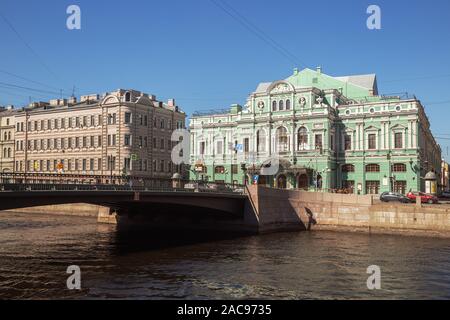 ST. PETERSBURG, Russland - 18 April 2019: Ruβland Wir Incomingservices auf der Fontanka und Leshtukov Brücke Stockfoto