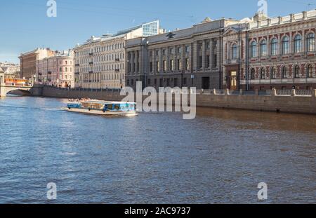 ST. PETERSBURG, Russland - 18 April 2019: Boot Vergnügen mit Touristen an der Fontanka an einem sonnigen Frühlingstag. Bootsfahrt auf den Flüssen und Kanälen von S Stockfoto