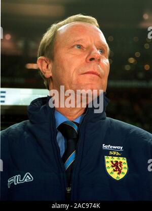 Stade de France St Denis Frankreich, 27.3.2002, Fußball: internationale Freundlich, Frankreich vs Schottland 5:0; Berti Vogts, Schottland National Football Team Manager Stockfoto