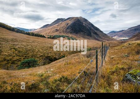 Ein Zaun Kreuzung im Tal von Glen Etive in den schottischen Highlands Stockfoto