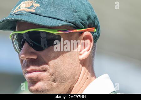 Adelaide, Australien vom 2. Dezember 2019. Eine Nahaufnahme der Australischen cricketer David Warner mit Sonnenbrille und seinen Baggy Grün während des zweiten Innings an Tag 4 der 2 Domain Tag Nacht Test zwischen Australien und Pakistan am Adelaide Oval. Australien führt 1-0 im 2 Spiel der Serie. Credit: Amer ghazzal/Alamy leben Nachrichten Stockfoto