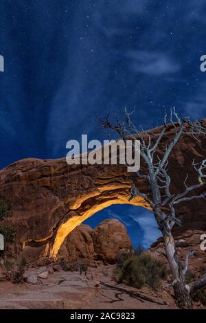 Ein warmes Licht Highlights im Norden Fenster Natural Arch im Abschnitt Windows Der Arches National Park Stockfoto