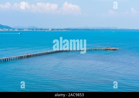 Holzbrücke zum Meer in Rayong, Thailand Stockfoto