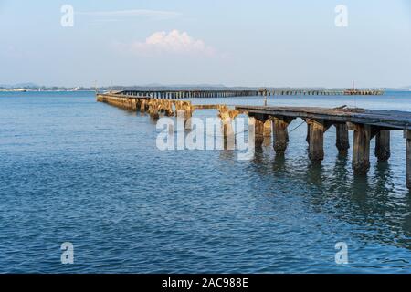 Unterbrochene Holzbrücke zum Meer (Schäden durch Sturm) in Rayong, Thailand Stockfoto