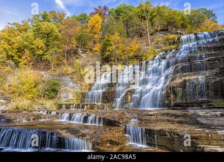 Ein sonniger Herbsttag an Hector fällt in Watkins Glen, New York Stockfoto