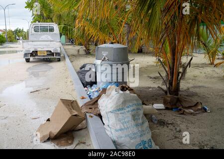 Dhigufinolhu Island, Malediven - November 26, 2019: Einstreu und überquellenden Mülltonnen an der Seite der Straße auf der maledivischen Insel. Konzept für Pol Stockfoto