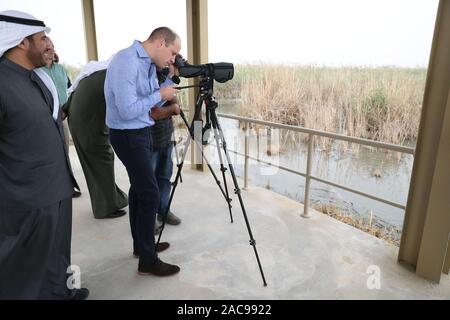 Der Herzog von Cambridge sieht durch ein Teleskop bei seinem Besuch in Feuchtgebieten Kuwait Stadt an der Jahra Naturschutzgebiet mehr über das Land plant, seine natürliche Umgebung aus menschlichen und ökologischen Herausforderungen zu schützen zu lernen. Stockfoto