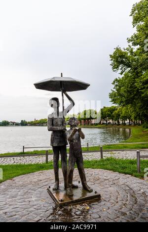 Schwerin, Deutschland - 2. August 2019: Bronze Skulptur am Pfaffenteich Teich im historischen Zentrum einen regnerischen Tag des Sommers Stockfoto