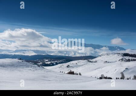 Schöne Berge Winterlandschaft mit Wolken, Berge und Schnee im sonnigen Tag Stockfoto