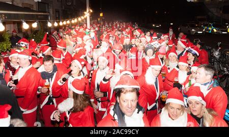 Die Stadt Cork, Cork, Irland. 01. Dezember, 2019. Fast 500 Leute verkleidet als Weihnachtsmann für den jährlichen Zyklus um die Straßen von Cork City, um zu helfen, Kapital für die cappagh Nationalen orthopädisches Krankenhaus anheben. Quelle: David Creedon/Alamy leben Nachrichten Stockfoto