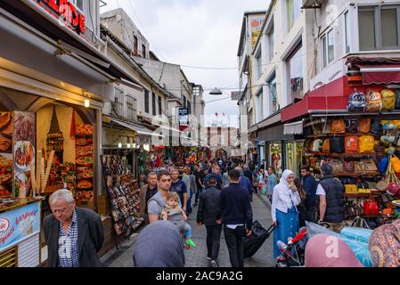 Menschen shopping auf den lokalen Märkten um Grand Basar in Istanbul, Türkei Stockfoto