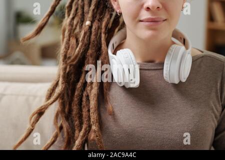 Teil des Gesicht der jungen Frau mit Dreadlocks und weiße Kopfhörer Stockfoto