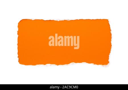 Eine Bohrung in weißem Papier mit zerrissene Kanten auf einem weißen Hintergrund mit einem hellen orange Farbe Papier Hintergrund innerhalb von isolierten. Stockfoto