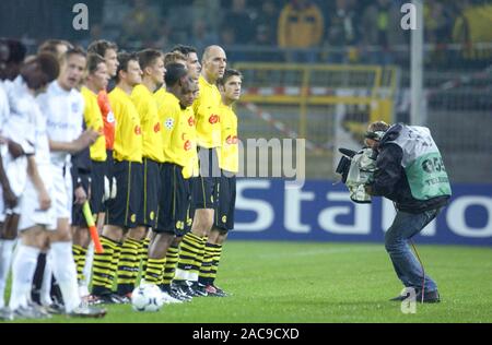 Westfalestadion Dortmund Deutschland 25.09.2002, Fußball: UEFA Champions League Saison 2002/03 Borussia Dortmund (BVB, Gelb) vs AJ Auxerre (AUX, weiß), 2:1; TV Kameramann filmt die Teams während der Hymnen Stockfoto