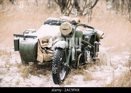 Russisch-sowjetischen militärischen Kriegsführung von WW2-Zeit. Rote Armee alte Tricar, Three-Wheeled Motorrad des Zweiten Weltkrieges im Winter Wald. Stockfoto