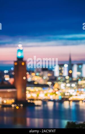 Stockholm, Schweden. Night Skyline abstrakte Boke Bokeh Hintergrund. Design Hintergrund. Turm des Stadshuset. Stockfoto