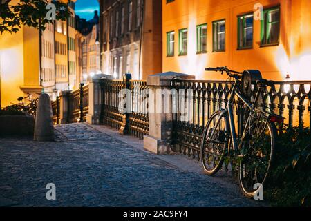 Stockholm, Schweden. Nacht Blick auf traditionelle Stockholmer Straße. Wohngebiet, gemütliche Straße in der Innenstadt. Osterlanggatan Straße im historischen Viertel Stockfoto