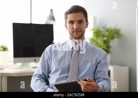 Entspannt gut aussehender Mann Stockfoto