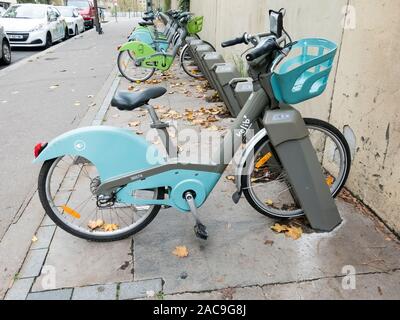 PARIS, FRANKREICH, November Circa, 2019. Ito Velib Fahrräder mieten. Velib ist eine groß angelegte öffentliche Fahrrad System. Stockfoto