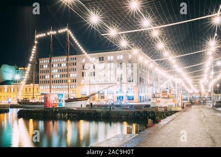 Helsinki, Finnland - 9. Dezember 2016: Abend Nacht festliche Weihnachten Neujahr Illuminationen am Marktplatz. Stockfoto