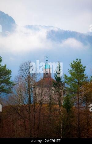 Eine kleine Kirche auf einem Hügel über idrija in slowenien Stockfoto