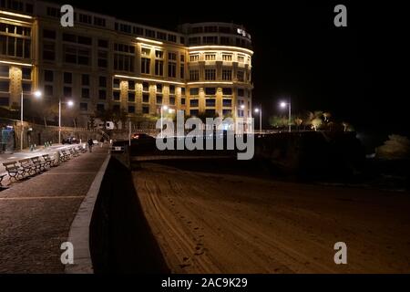 Strandpromenade, Nachtaufnahme, Biarritz, Pyrénées-Atlantiques, Frankreich Stockfoto