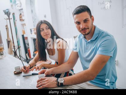 Bild des jungen Mann und seine Freundin auf Kamera beim Trinken von Kaffee in der Coffee Bar Stockfoto