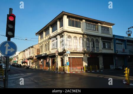 Eine Heritage House in der chinesisch-portugiesischen Stil in der Yaowarat Road erbaut:/Ecke Krabi Road in der Nähe der Altstadt von Phuket, Phuket, Thailand Stockfoto