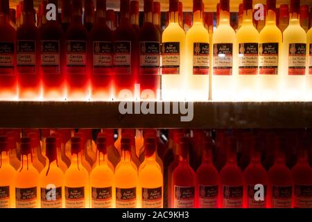 Flaschen Wein, Biarritz, Pyrénées-Atlantiques, Frankreich Stockfoto