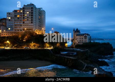 Winter Blick auf die port-vieux Strand bei Dämmerung, Biarritz, Pyrénées-Atlantiques, Frankreich Stockfoto