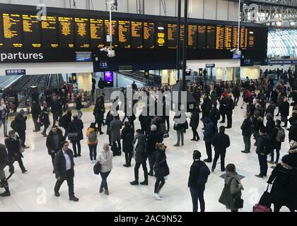 Allgemeine Ansicht von Waterloo Station, als Hunderttausende Passagiere reisen Elend am Montag an der Start einer Serie von Streiks im langjährigen Streit um die Wachen in den Zügen konfrontiert. Stockfoto