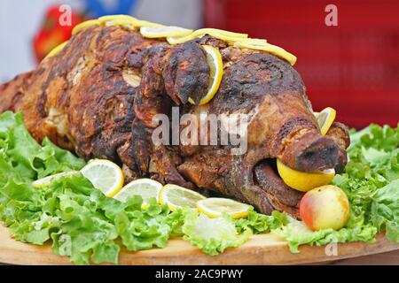 Braten Schwein. Gebratenes Ferkel mit Gemüse auf Teller Stockfoto