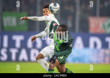 Wolfsburg, Deutschland. 01 Dez, 2019. Theodor Gebre Selassie (links, HB) vs Jerome ROUSSILLON (WOB), Aktion, Duellen, Fußball 1. Fussballbundesliga, 13. Spieltag VfL Wolfsburg (WOB) - Werder Bremen (HB) 2:3, am 01.12.2019 in Wolfsburg/Deutschland. € | Nutzung der weltweiten Kredit: dpa/Alamy leben Nachrichten Stockfoto