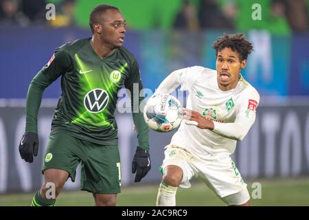 Wolfsburg, Deutschland. 01 Dez, 2019. Jerome ROUSSILLON (links, WOB) versus Theodor Gebre Selassie (HB), Aktion, Duellen, Fußball 1. Fussballbundesliga, 13. Spieltag VfL Wolfsburg (WOB) - Werder Bremen (HB) 2:3, am 01.12.2019 in Wolfsburg/Deutschland. € | Nutzung der weltweiten Kredit: dpa/Alamy leben Nachrichten Stockfoto