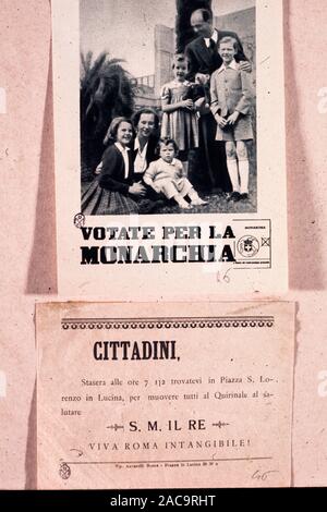 Umberto di Savoia, maria jose und die Fürsten in den Gärten des Palazzo del Quirinale, Manifest' für die Monarchie", Bild von Federico patellani, 1946 gestimmt. Stockfoto