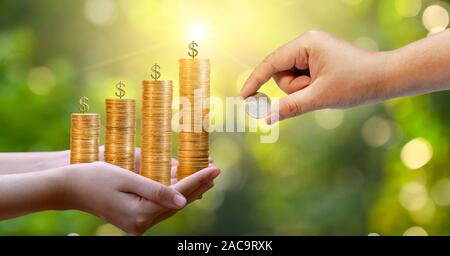 Geld Wachstum spart Geld. Oberen baum Münzen gezeigt Konzept für wachsende Unternehmen Stockfoto