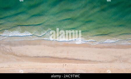 Meer Luftaufnahme, Ansicht von Oben, erstaunliche Natur Hintergrund. Thung Wua Län Strand, Chumphon Provinz, im Süden von Thailand, Foto von Flying Drone, transparent Stockfoto